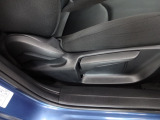 運転席にはドライバーの体型や好みに応じて前後方向だけでなく、高さの調整ができるシートリフターを装備!