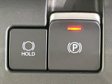 【電動パーキングブレーキ】パーキングブレーキは便利な電動式!ボタン一つで操作でき、アクセルを踏めば自動で解除されます♪レバーやペダルが無いので運転席廻りもすっきりしますね♪