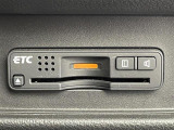 【ETC】有料道路を利用する際に料金所で停止することなく通過できる、ETC車載器(ノンストップ自動料金収受システム機器)が装備されています。セットアップを行うことで利用可能になります。