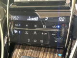 【オートエアコン】一度お好みの温度に設定すれば、車内の温度を検知し風量や温度を自動で調整。暑い…寒い…と何度もスイッチ操作をする必要はありません。快適な車内空間には必須の機能ですね♪