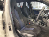 長時間の運転でも疲れにくく、オーナー様の事だけを考えて作成したBMWならではのとっておきのシートです。