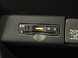 【ビルトインETC】車載器がビルトインで装備されています。有料道路の乗り降り時に停車することなくスマートに乗り入れが可能になったり、割引を受けることができる嬉しい装備です。