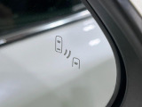 【ブラインドスポットモニター】走行中、ドアミラーの死角になりやすい箇所に後続車が接近するとサイドミラーのレンズに警告を表示!ドライバーに注意喚起をしてくれます。