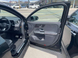 【メモリー付きパワーシート】3名までのシートポジションを記憶できるパワーシート!運転席のみ、ドアミラー・ステアリング位置も記憶可能です。高速道路などでの、運転交代時などに便利な機能です☆