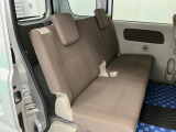【リヤシート】折り畳み式のベンチシート。短距離移動や作業者には十分です。