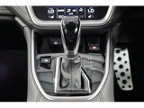シフトノブ周辺に電動パーキングのスイッチやカメラ切替ボタンがございます