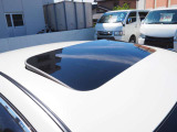 OP装備のサンルーフ搭載!換気や採光はもちろん、車内にいながら景色を楽しんで頂けます♪