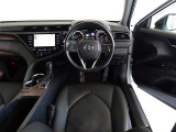 革巻きステアリングで快適な操作性の運転席です。