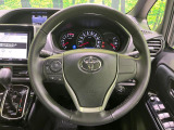 【純正革巻きステアリング】上質な革を使用することで、手にしっかり馴染みとても運転しやすいハンドルです♪