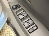 【電動格納ミラー】サイドミラーは電動格納式となっており、狭い駐車場でもキズがつくリスクを抑えられます。