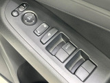 【電動格納ミラー】サイドミラーは電動格納式となっており、狭い駐車場でもキズがつくリスクを抑えられます。