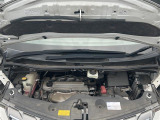 エンジンルームの画像です。店舗にて現車の確認もいただけますので、お電話で在庫のご確認の上是非ご来店くださいませ!!!ワクワクするクルマ選びをご提案します!