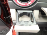 カップホルダーは運転席や助手席からちょうど手の届く位置です!!