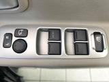 【電動格納ミラー】サイドミラーは電動格納式となっており、狭い駐車場でもキズがつくリスクを抑えられます。