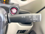 【オートライト】周りの明るさに応じて自動でヘッドライトの点灯・消灯ができる機能です!ライトの付け忘れ・消し忘れなどが無くなり、雨の日や夕方の走行も安心!トンネル通過時も便利ですね♪