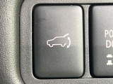 【ハンズフリーパワーバックドア】リアバンパー下部に足先を出し入れするだけでバックドアが自動で開閉♪両手が荷物でふさがっている時でもラクラク開閉操作が行えます!