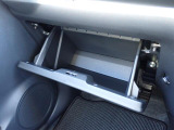 助手席前には車検証入れ等書類一式を収納できるグローブボックスがございます。
