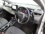 シンプルで使いやすいデザインの運転席です。