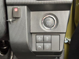 【コーナーセンサー】センサーをクルマの前方に装備しています。障害物までの距離に応じて警告音を変えてお知らせするので、縦列駐車時や駐車場・車庫などでの取り回しをサポートします。