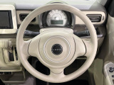 インテリアに合わせたデザインのステアリングは、運転される方のことも考え、運転しやすい形状、大きさです。是非一度、実際に触ってお確かめください。
