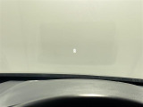【ヘッドアップディスプレイ(HUD)】フロントウインドウガラスに走行情報を投影します。運転中の目線と重なるように表示されるので、少ない視線移動で速度が確認できるので、 ドライビングに集中できます!