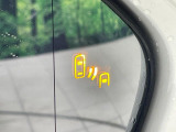 【ブラインドスポットモニター】走行中、ドアミラーの死角になりやすい箇所に後続車が接近するとサイドミラーのレンズに警告を表示!ドライバーに注意喚起をしてくれます。