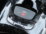【電動パーキングブレーキ】ブレーキを踏んで停車したときにブレーキペダルから足を離しても停車状態を維持することができます。