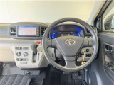 シンプルな運転席周りです。インパネ周りの各操作スイッチ類も使いやすいよう配置されています!