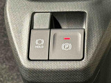 指先だけで簡単に操作が可能な電動パーキングブレーキを採用。「HOLD」スイッチを押すと、渋滞や信号待ちなどでブレーキペダルから足を離しても、ブレーキを保持するので安心です