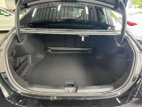 ゆったりとしたトランクルームでございます。たくさんのお荷物の車載が可能でございます。