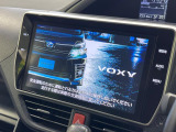 【純正10型ナビ】人気の大型10インチナビを装備。存在感のある大画面はインパクト大!ナビ利用時のマップ表示は見やすく、テレビやDVDは臨場感がアップ!いつものドライブがグッと楽しくなります♪