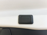 パワーバックドアです。荷物を持っていても、ボタンを押すだけで簡単に開閉ができます。