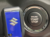 【キーレススタートシステム】カバンやポケットに入れたままでもドアの施錠・解錠が可能なスマートキーを装備。エンジンのオン・オフ時もカギを取り出す必要が無いからとっても便利です♪
