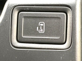 【パワースライドドア】スマートキーや運転席のスイッチでスライドドアの開閉が可能♪電動だから力を入れてドアを開ける必要が無く、小さいお子様でも、重い荷物を持っている時もラクに開け閉めできます♪