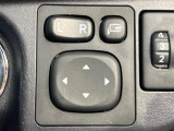 【電動格納ミラー】サイドミラーは電動格納式となっており、狭い駐車場でもキズがつくリスクを抑えられます。