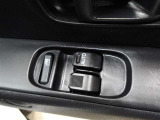 運転席はオートパワーウィンドウ☆窓の全閉全開が自動で出来るので便利ですよ♪
