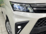【LEDヘッドライト】悪天候や夜間走行時も良好な視界を確保し安心して運転できる高輝度LEDヘッドライトを装備!点灯速度が早く、消費電力も抑えられています。