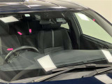 フロントガラスに飛び石キズ多数あるため、納車前の点検時に交換対応させていただきます。