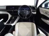 革巻きステアリングで快適な操作性の運転席です。