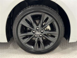 タイヤサイズは215/45R17!残り溝は5ミリ程度です!純正アルミホイール!アルミホイールに傷があります。