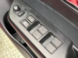【電動格納ミラー】サイドミラーは電動格納式となっており、狭い駐車場でもキズがつくリスクを抑えられます。