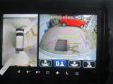 パノラミックビューモニター付きで車両を上から見たような映像をディスプレイオーディオ画面に表示