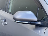 対向車や歩行者が認識しやすいサイドターンランプ付カラードドアミラー