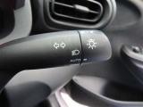 スイッチをオートに設定しておけば、車外の明るさに応じて自動的にヘッドランプを点灯・消灯します。夕暮れ時やトンネルの続く山道などを走行する時に便利なコンライトを装備しています。