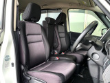 運転席まわりには十分なスペースがあり、大柄な方でもゆったり運転していただける環境です。