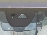【スマートシティブレーキサポート】低速走行中に前方の車両等を認識し、衝突しそうな時は警報とブレーキで衝突回避と被害軽減をアシスト。より安全にドライブをお楽しみいただけます。