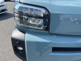 【LEDヘッドライト】悪天候や夜間走行時も良好な視界を確保し安心して運転できる高輝度LEDヘッドライトを装備!点灯速度が早く、消費電力も抑えられています。