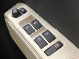 【電動格納ミラー】サイドミラーは電動格納式となっており、狭い駐車場でもキズがつくリスクを抑えられます。