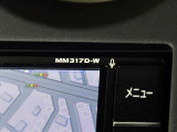日産純正ナビゲーションMM317D-Wが付いています。