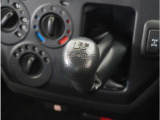 【シフトレバー】シフトもとても操作しやすいデザインになっております。運転する人の事を第一に考えた操作性の高い仕様です。